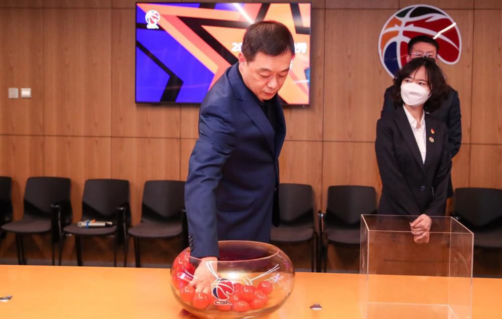 各种倒霉事不断，宋婉婷早就忍无可忍，此刻只想赶紧接触这种悲催的生活，以免自己蒙受更大的损失。